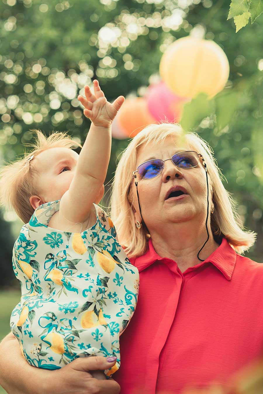 Une grand-mère avec un enfant