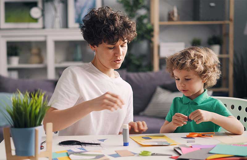 Une TISF réalise une activité éducative avec un enfant