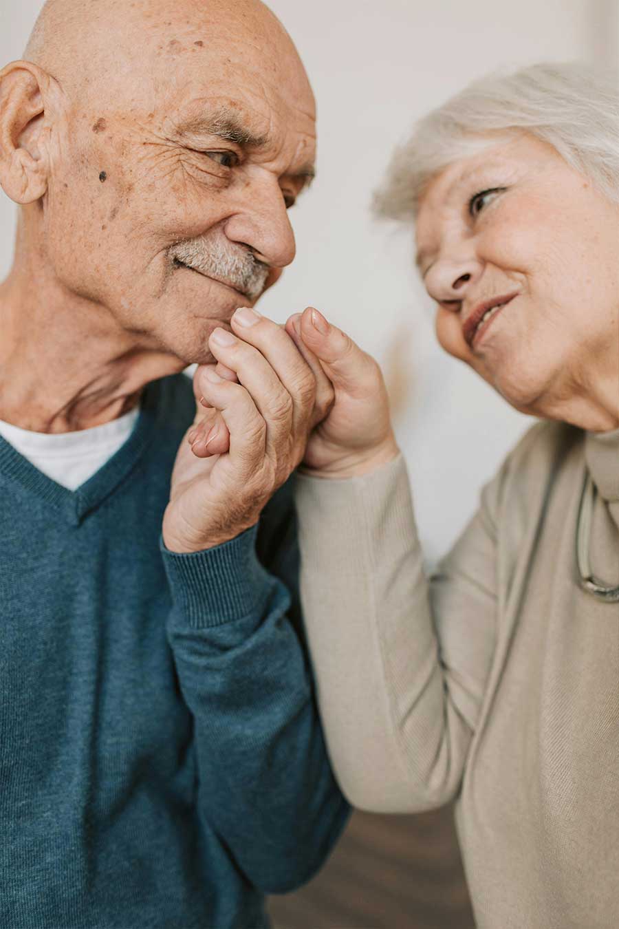 Couple de personnes âgées