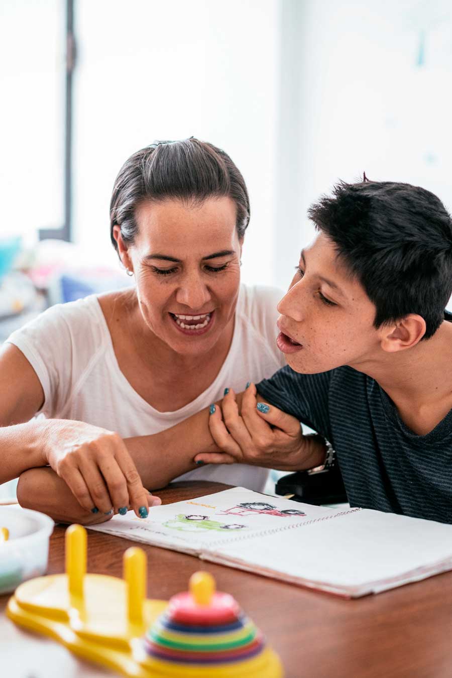 Une mère jouer avec son enfant en situation de handicap