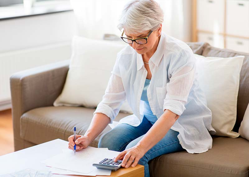 Personne âgée utilise une calculatrice