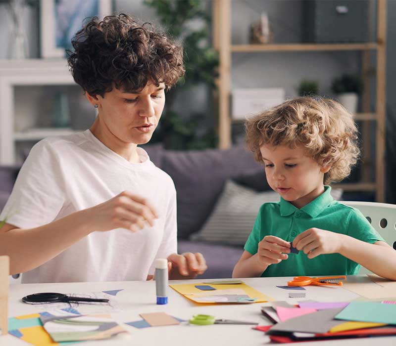 Une TISF réalise une activité avec un enfant