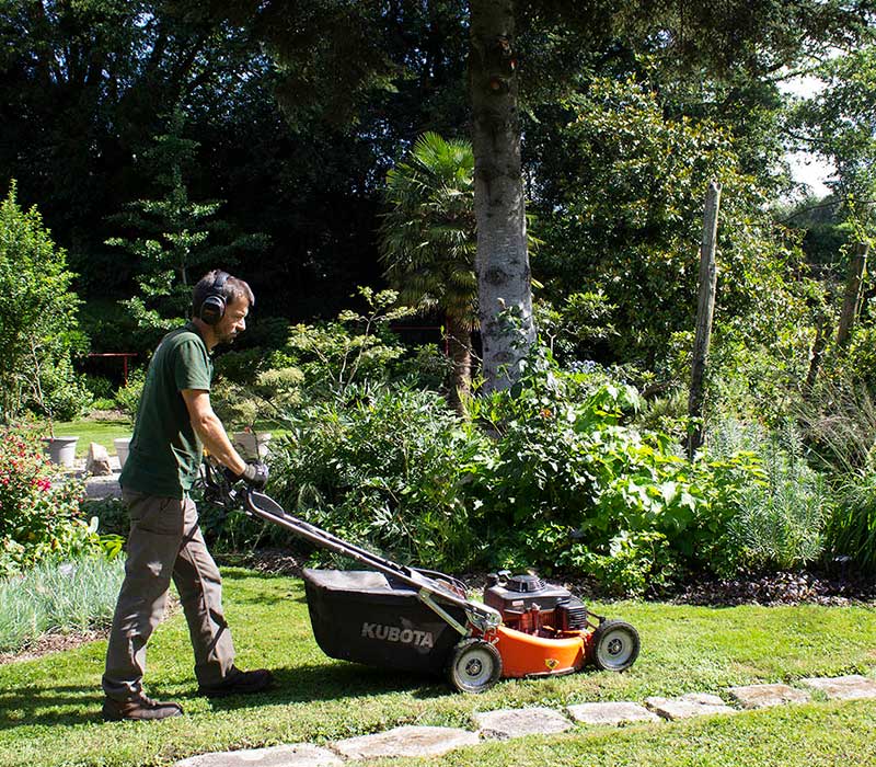 Un jardinier AMPER assure l'entretien des espaces verts