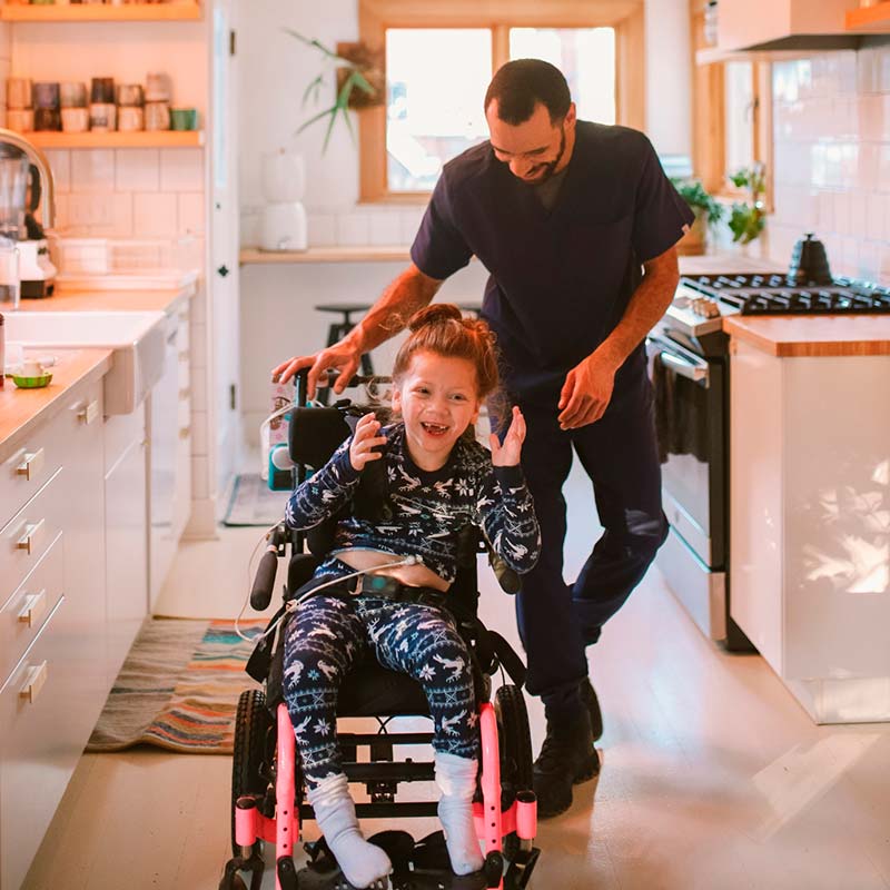 Un auxiliaire de vie accompagne une enfant handicapée