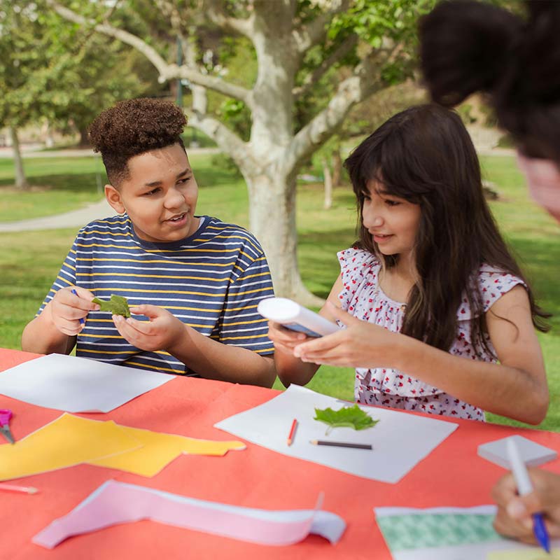 Des enfants font une activité éducative