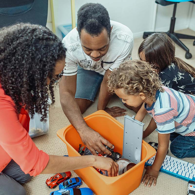 Un père joue avec ses enfants