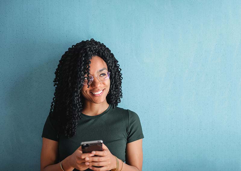 Jeune femme avec un smartphone dans les mains